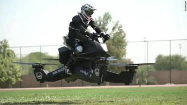 VIDEO: Como clones de Stars Wars, policía en Dubai estrena motos voladoras