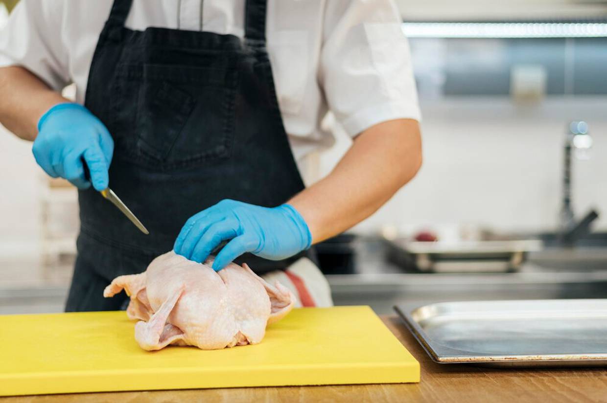 Lavar el pollo antes de cocinarlo no solo es innecesario, sino que también puede ser peligroso para la salud | Foto: freepik