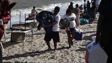Realizan operativo para retirar a turistas de la playa en el malecón de San Felipe por mal clima