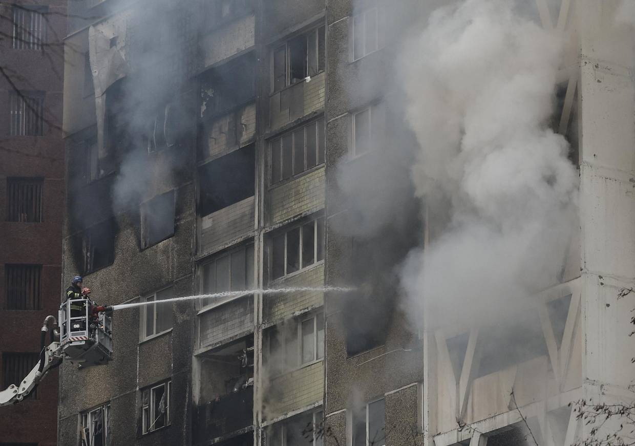 Bomberos en acción en un edificio dañado por la caída de escombros de un misil ruso derribado tras un ataque con misiles matutino en Kiev (Kiev), Ucrania, el 07 de febrero de 2024, en medio de la invasión rusa. | EFE