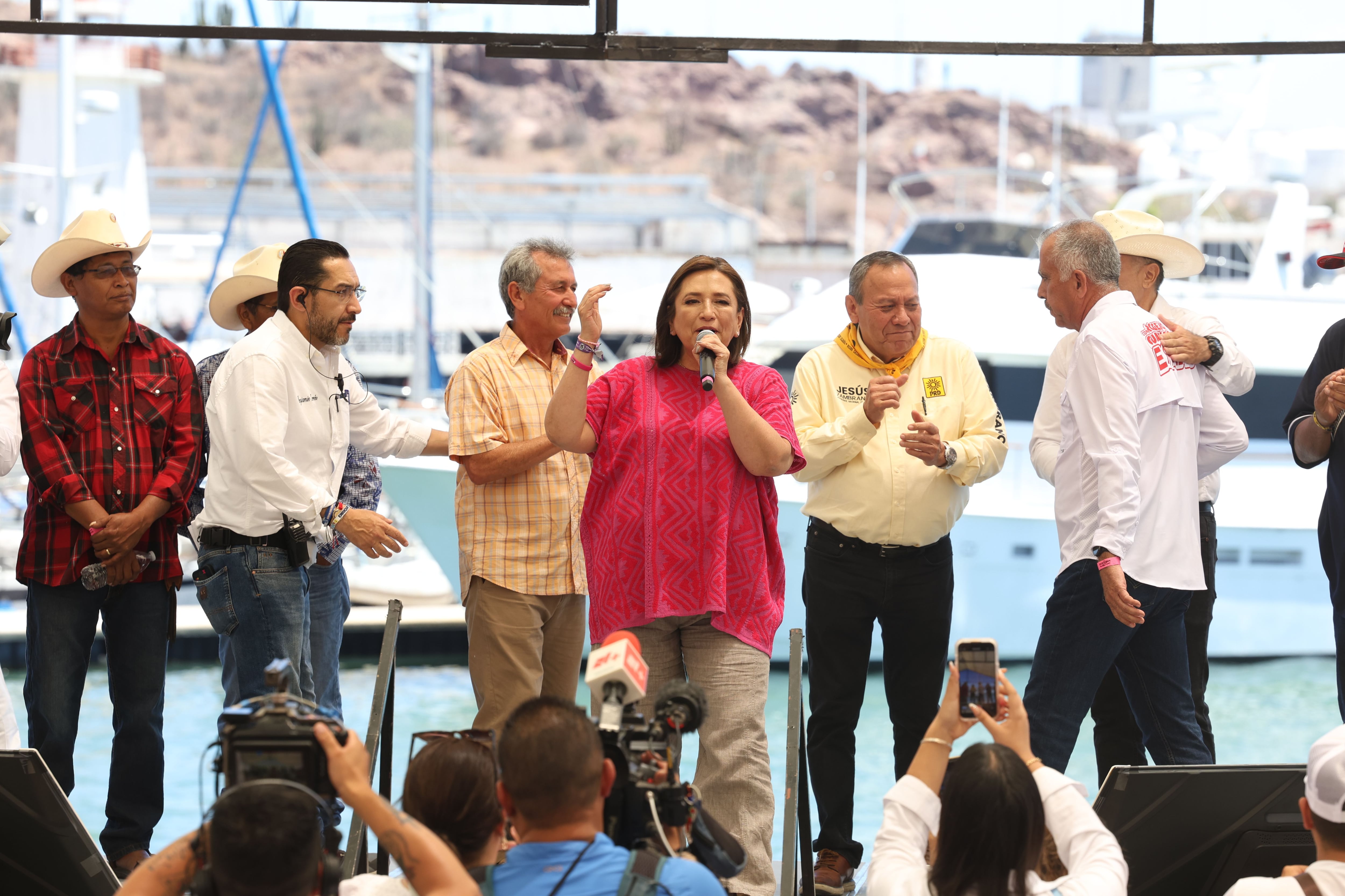 Xóchitl Gálvez Ruiz durante el encuentro con pescadores y ciudadanos de Guaymas. FOTO: TEODORO BORBÓN