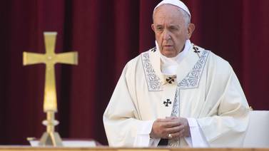 Papa Francisco se opera las cataratas en secreto