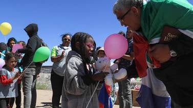 Celebran migrantes el Día del Niño en la frontera de Ciudad Juárez con EU