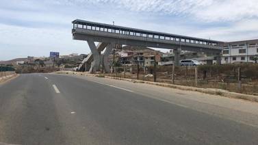 Puente peatonal sin terminar ha permanecido por años en Rosarito