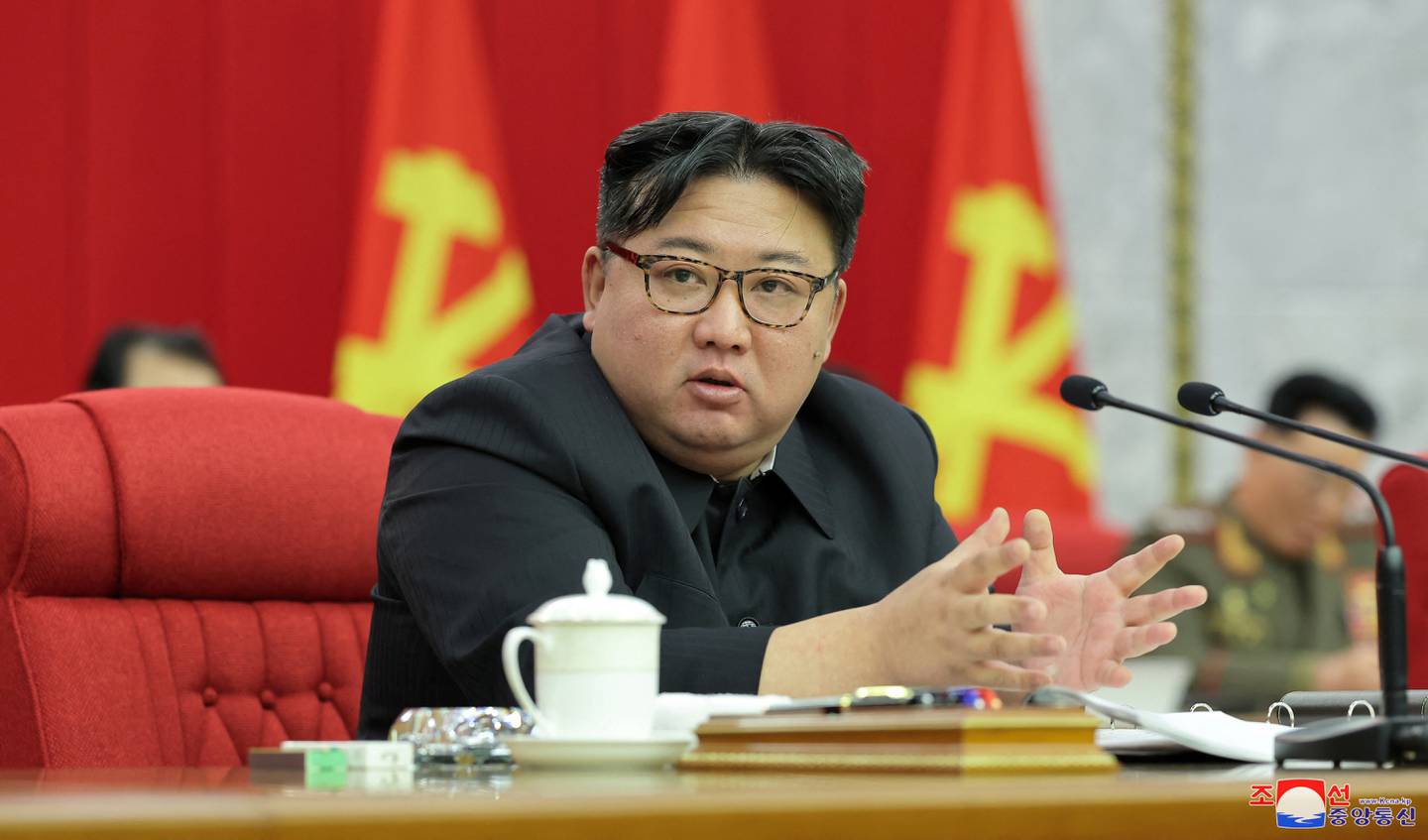 El líder norcoreano, Kim Jong-un, asiste a la 19ª reunión del buró político ampliado del 8º Comité Central del Partido de los Trabajadores de Corea, celebrada del 23 al 24 de enero, en Pionyang, Corea del Norte, en esta imagen difundida por la Agencia Central de Noticias de Corea el 25 de enero de 2024. KCNA vía REUTERS