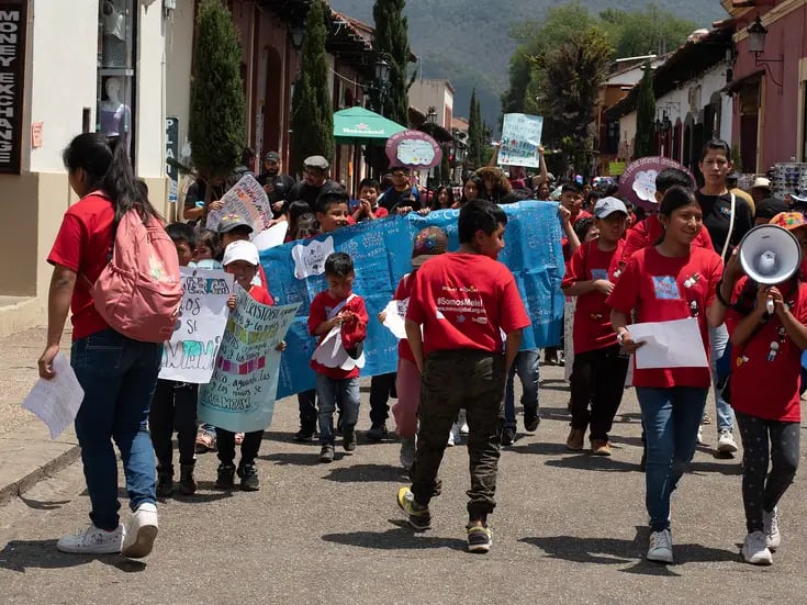 “¡México aguanta las niñas y niños trabajadores se levantan!” expresaron niños indígenas en marcha por el Día del Trabajo 