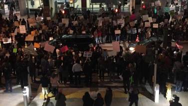 Protestan afuera de aeropuerto de SD