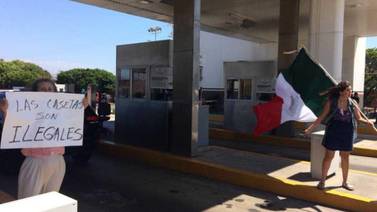 Toman manifestantes caseta de San Miguel en Ensenada