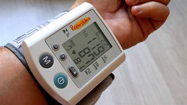 ¿Cuáles son los riesgos de tener la presión arterial alta?