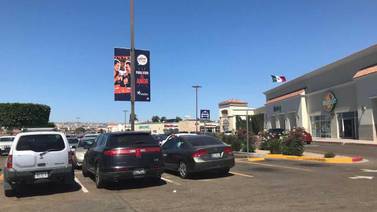 Pretenden privatizar estacionamiento de conocida plaza en Rosarito