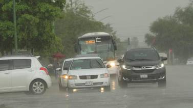 Se suspende servicio de camiones temporalmente por "Sergio"; piden tomar precauciones por calles inundadas