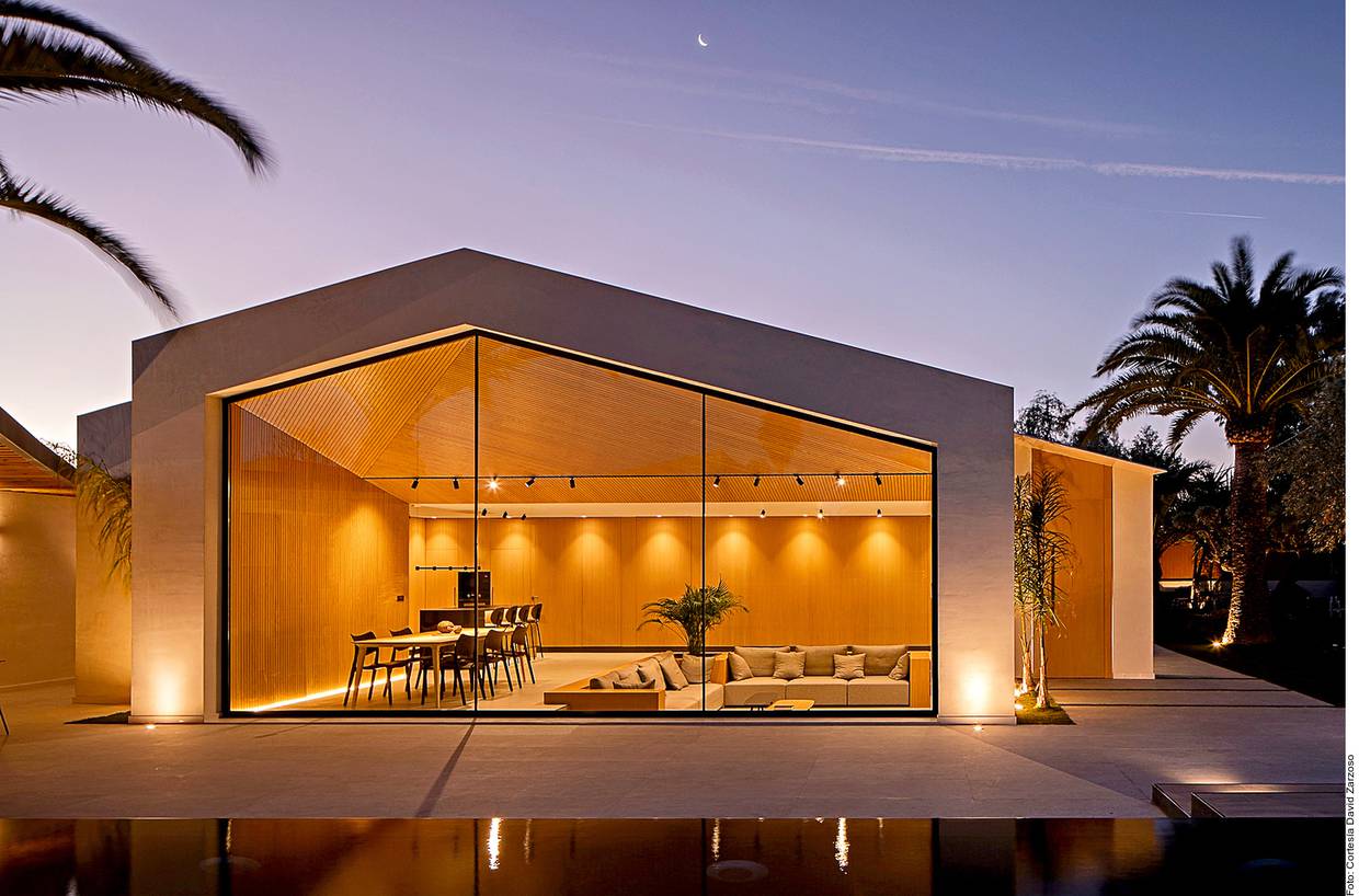 Una casa de campo, ubicada en Alicante, España, se convirtió en la confortable y luminosa vivienda de una pareja, gracias al trabajo de Pablo Muñoz Payá Arquitectos.