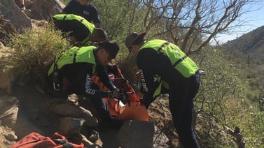 Mujer es rescatada del cerro Bachoco