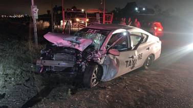 Accidentes en Rosarito: Conductor ebrio se impacta contra taxi libre, chofer queda prensado