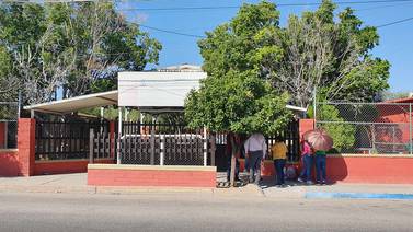 Padres de familia toman instalaciones de Escuela Primaria Ejército Mexicano en protesta por problemas del plantel