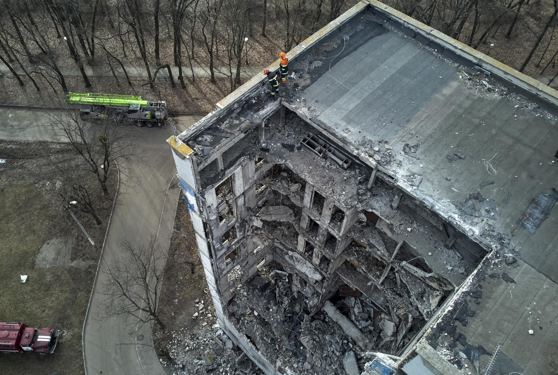 Equipos de rescate ucranianos limpian los escombros de los edificios residenciales dañados por los misiles rusos en Járkov, en Ucrania, el 25 de enero. EFE/EPA/SERGEY KOZLOV
