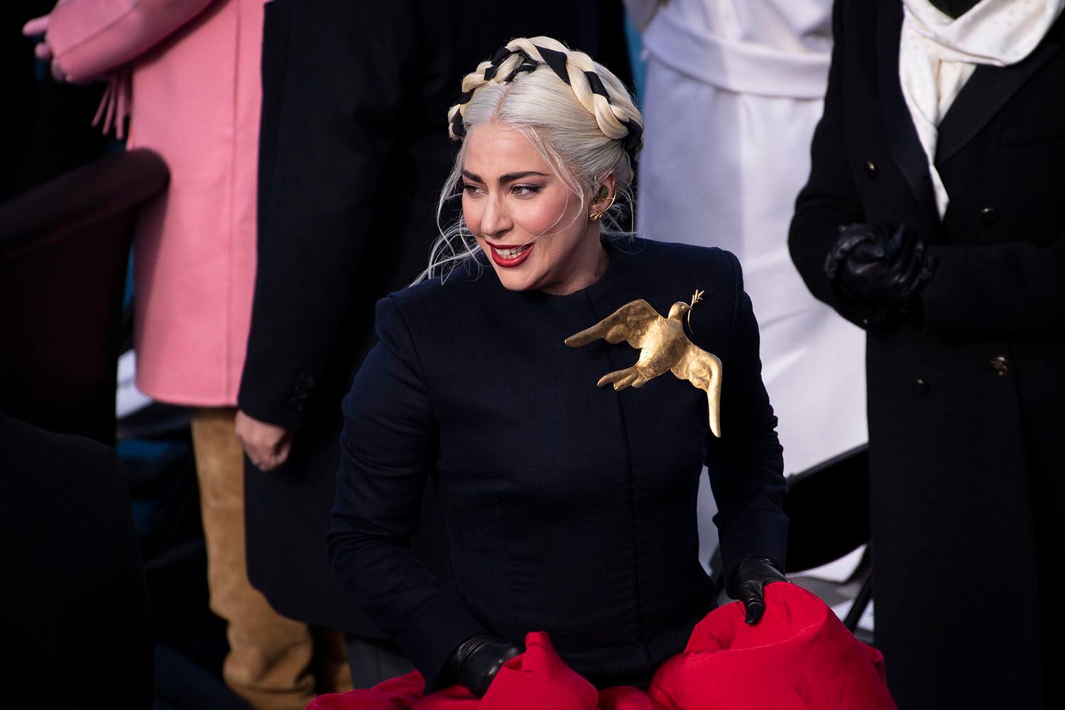 Lady Gaga regresa del podio tras cantar el himno nacional durante la 59a ceremonia de investidura presidencial en el Capitolio para el presidente electo Joe Biden en Washington, el miércoles 20 de enero de 2021. (Caroline Brehman/Pool Photo via AP)