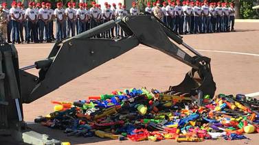 VIDEO: Por campaña "Juguemos sin Violencia", Sedena destruye casi 900 juguetes bélicos