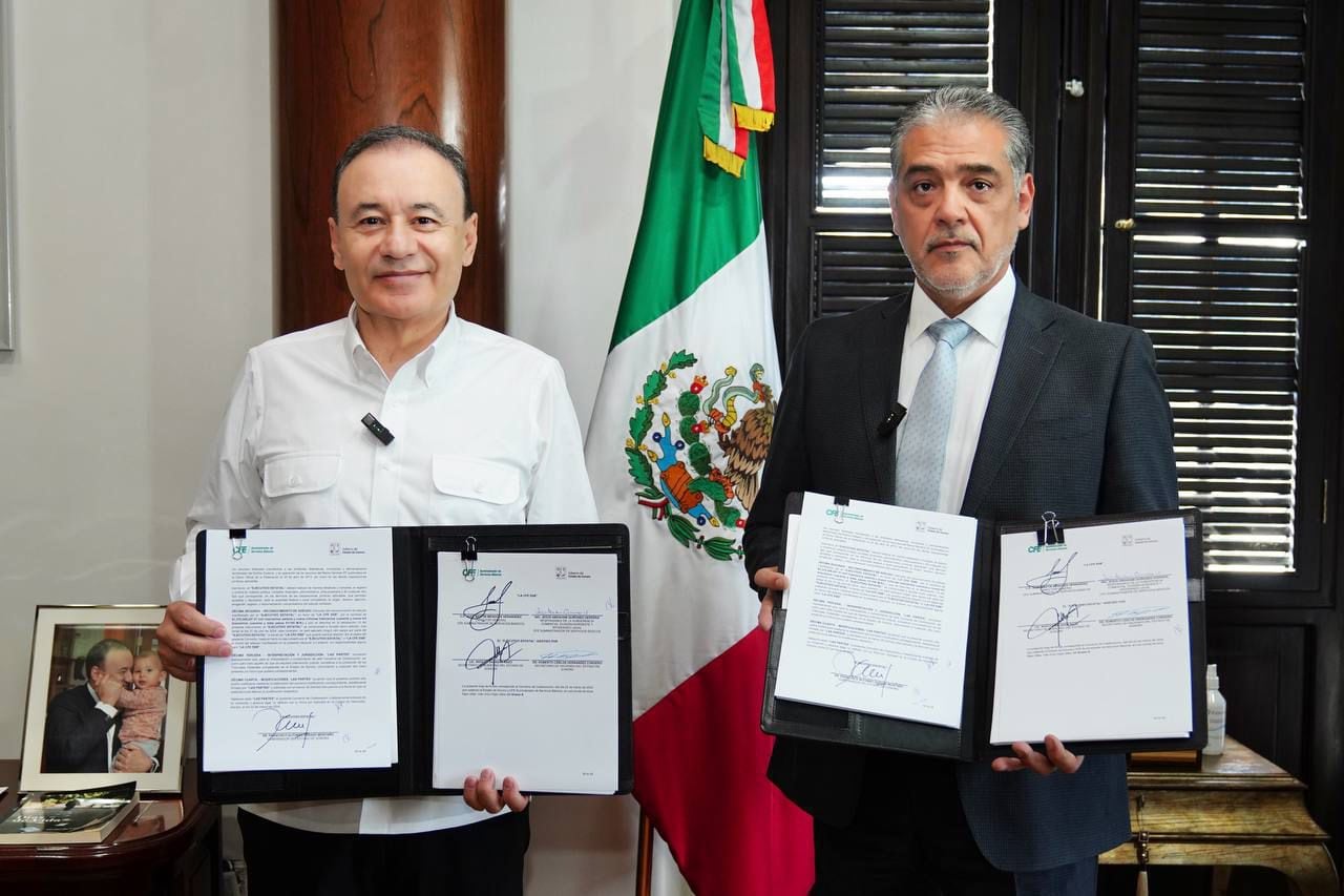 El gobernador Alfonso Durazo con José Martín Mendoza, director general de CFE Suministrador de Servicios Básicos. FOTO: ESPECIAL