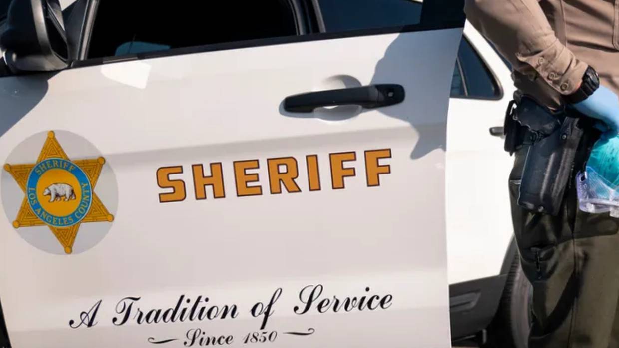 Adolescente muere tras dispararse con arma de un alguacil en Los Ángeles