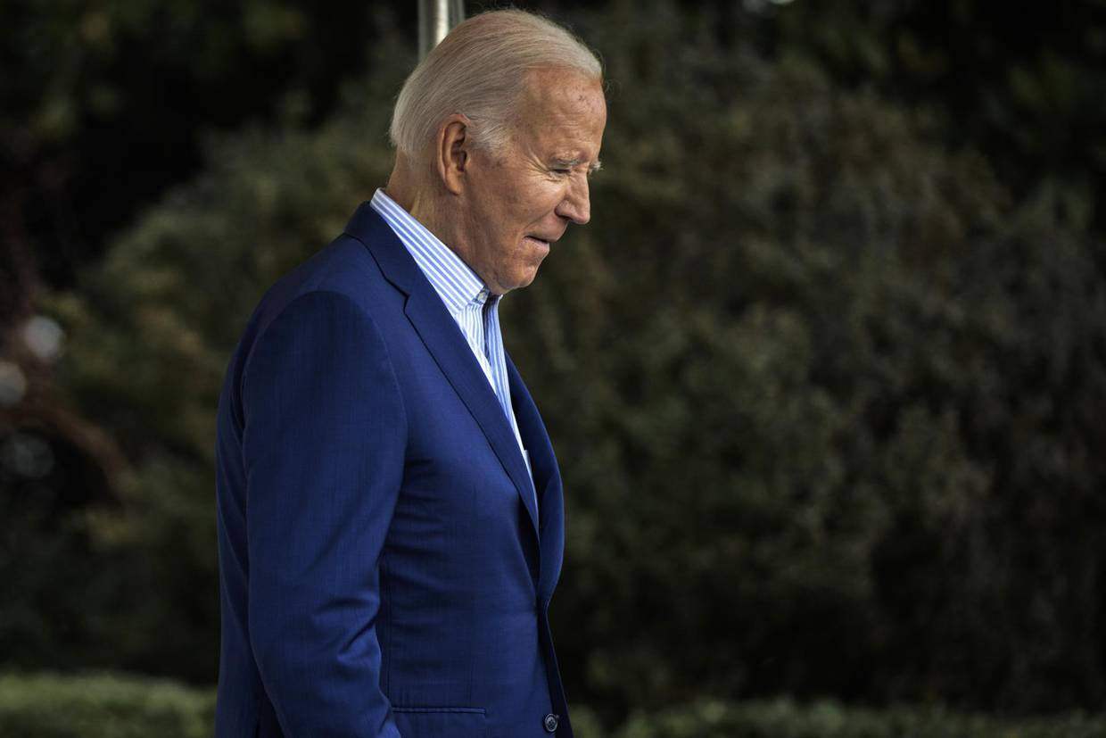 El presidente de Estados Unidos, Joe Biden, sale de la Casa Blanca para abordar el Marine One, en Washington, el sábado 27 de enero de 2024. | EFE