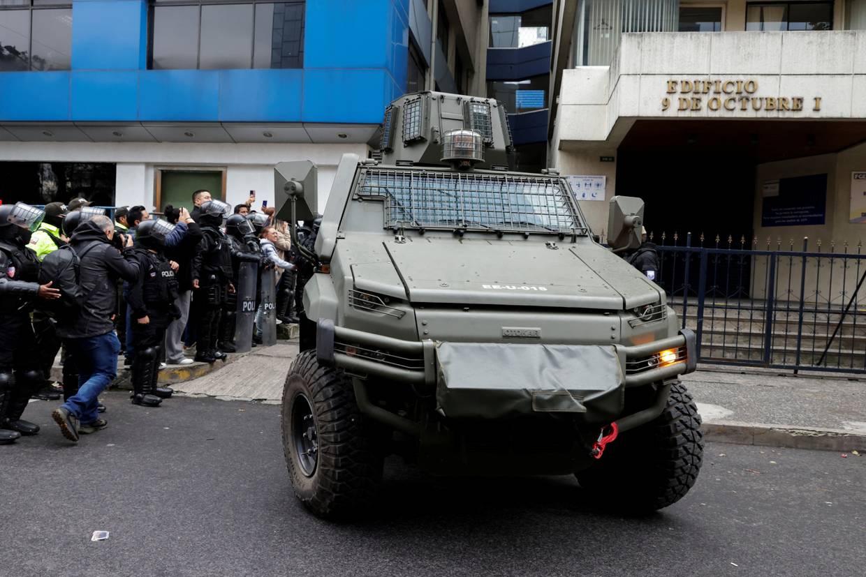Fuerzas de seguridad realizan operativo de traslado del exvicepresidente de Ecuador Jorge Glas desde la Unidad de Flagrancia, en Quito, 6 de abril, 2024. REUTERS/Karen Toro