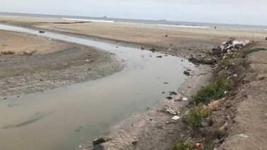 Derrame de aguas negras contamina playa colindante con arroyo Huahuatay