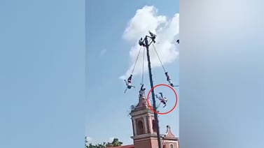 VIDEO: Cae volador de Papantla de 25 metros en Huaquechula, Puebla