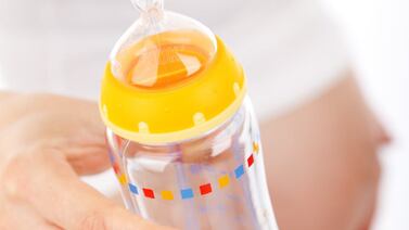 Esterilizar y preparar los biberones libera microplásticos que son ingeridos por los bebés: Estudio