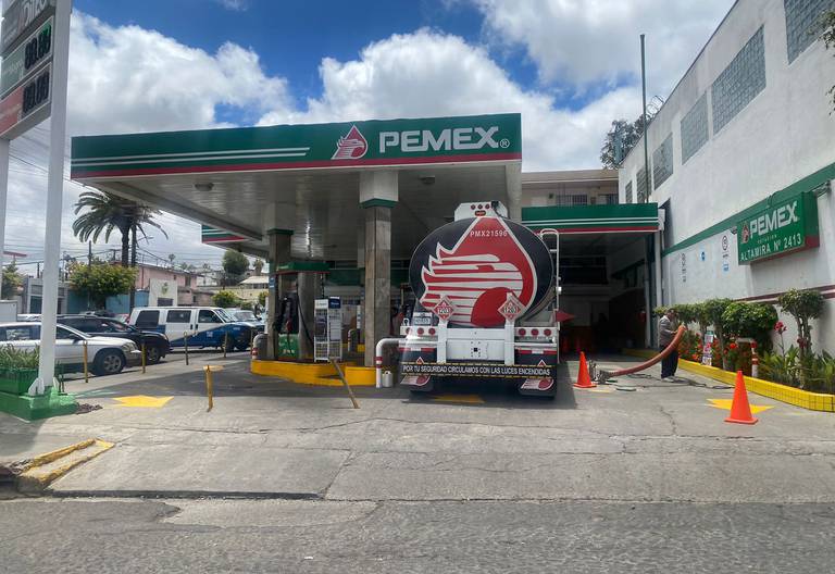 Una pipa llegó a la estación Pemex ubicada en la rampa Javier Bátiz en la Zona Centro, para dejar gasolina en el lugar.