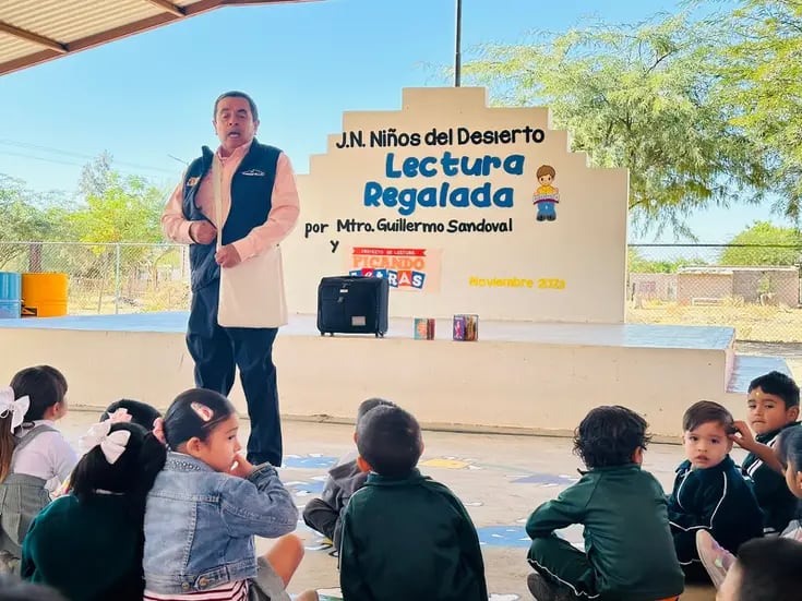 Comparte su amor por la lectura el maestro Guillermo en Caborca