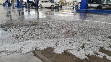 Lluvia y granizo provocan cierre de carreteras y calles, ayer en Sonora