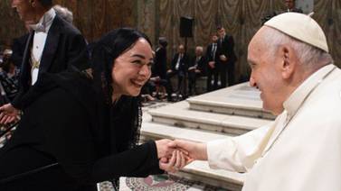 Carla Morrison presume su encuentro con el Papa Francisco en el Vaticano y es criticada en redes sociales
