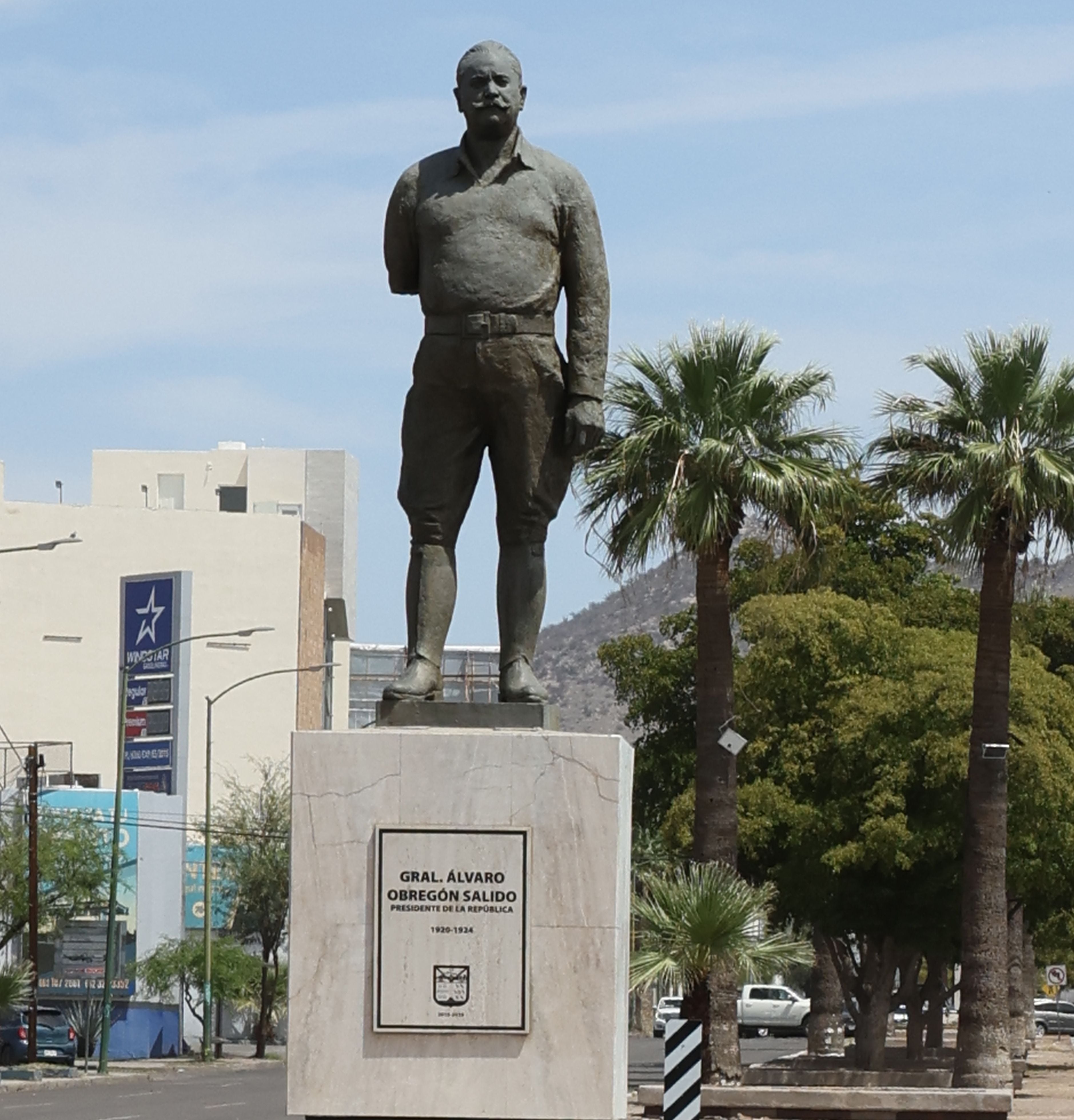 Por el bulevar Rodríguez se encuentra la
estatua en honor a Álvaro Obregón.