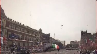 Reportan fuera de peligro a paracaidista que cayó en desfile militar