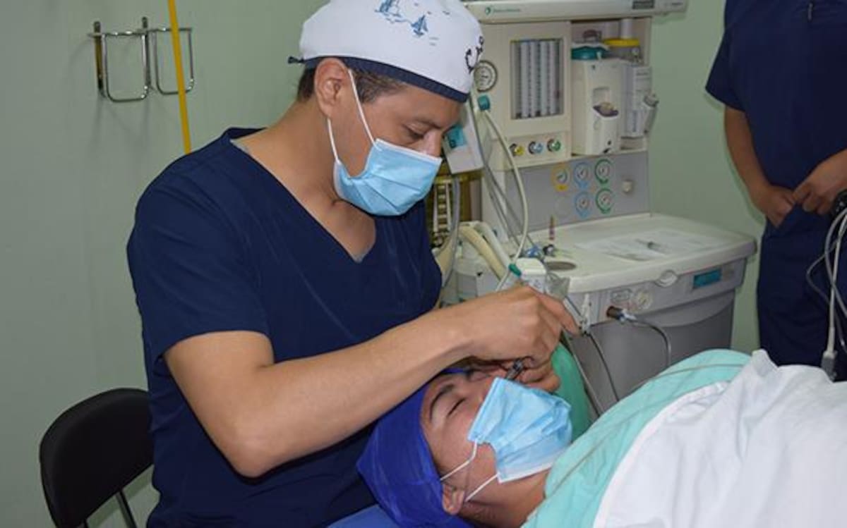 El IMSS señala en su comunicado que una cirugía de catarata con lente intraocular graduado puede alcanzar entre 40 mil y 70 mil pesos en instituciones privadas. Foto: IMSS