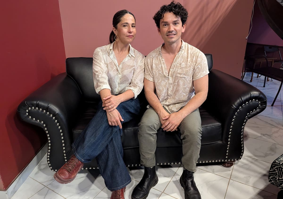 Miroslava Wilson, productora de la obra y Gilberto Corrales, director de escena de "Gato encerrado".