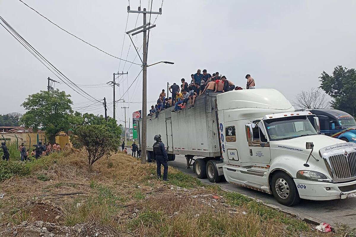 Encuentran a 310 migrantes que viajaban hacinados en caja de tráiler con síntomas de deshidratación en Veracruz