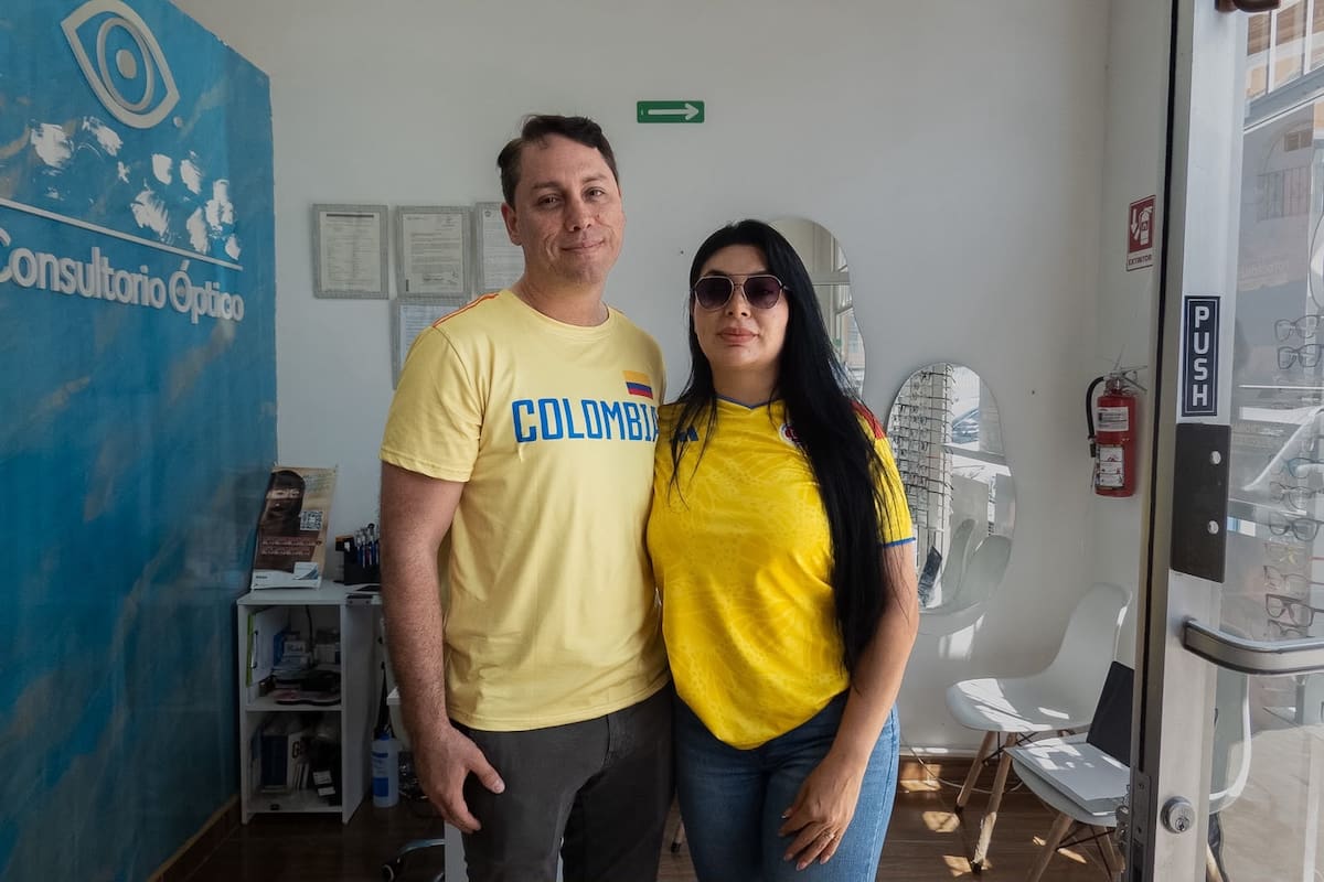 Marcela e Ignacio acudieron al centro de acopio para entregar donaciones y mostraron su apoyo a Colombia portando camisetas alusivas a su país. Foto: Cortesía / Border Zoom