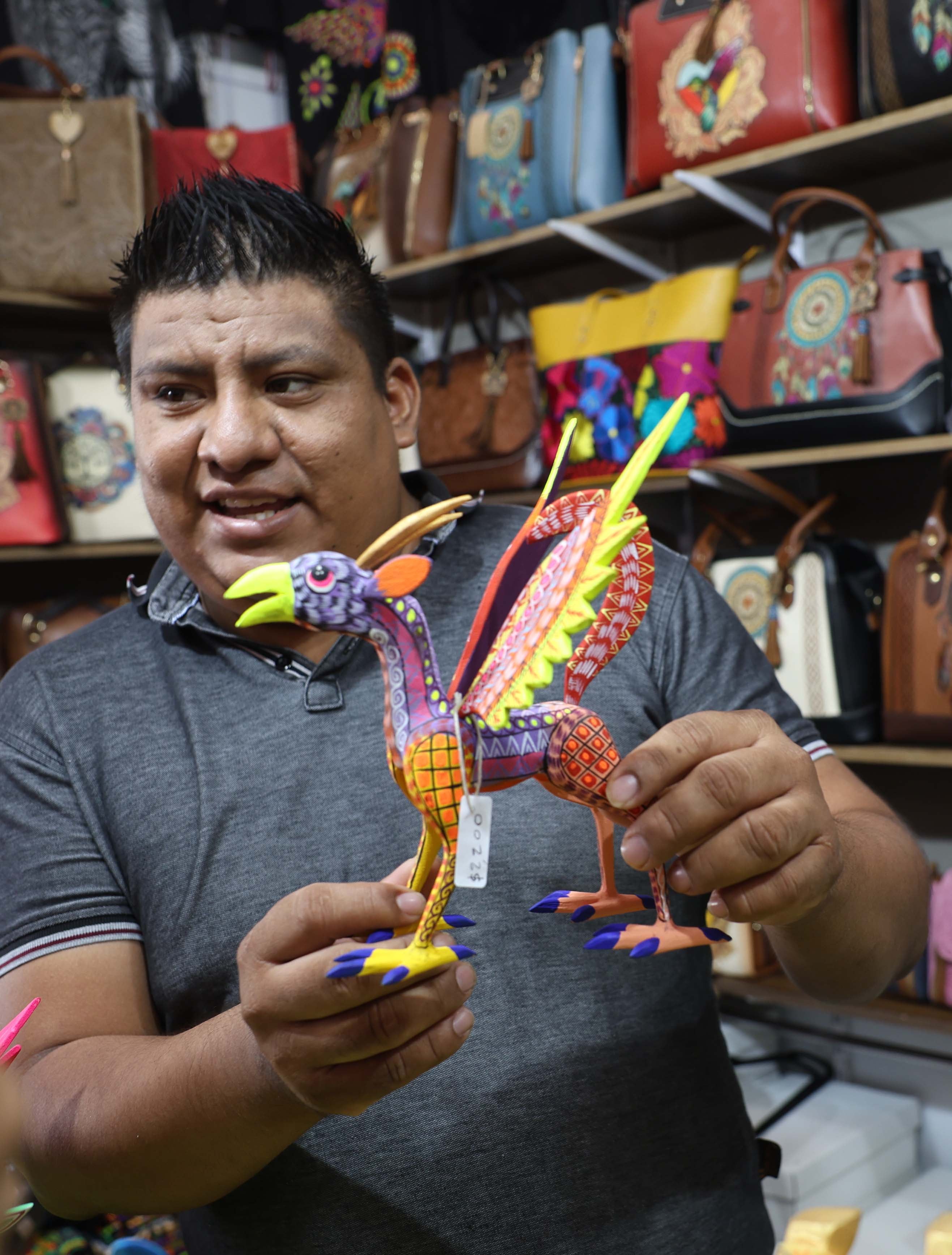 Originario de San Martín Tilcajete, Oaxaca, Alex Fernando Gómez Gómez explica el trabajo de tallado y pintura que requiere cada alebrije.