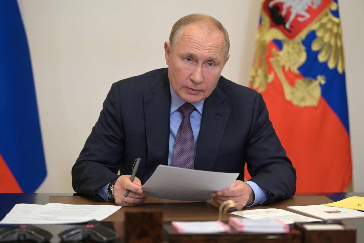 Vladimir Putin autoaisla tras contagio de personas de su entorno
