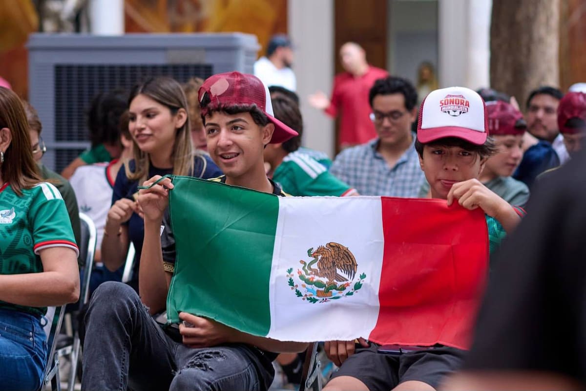Niños y adolescentes de la Selección Sonora 2013 compartieron la emoción del arranque de la Copa Mundial de la FIFA junto al mandatario estatal.