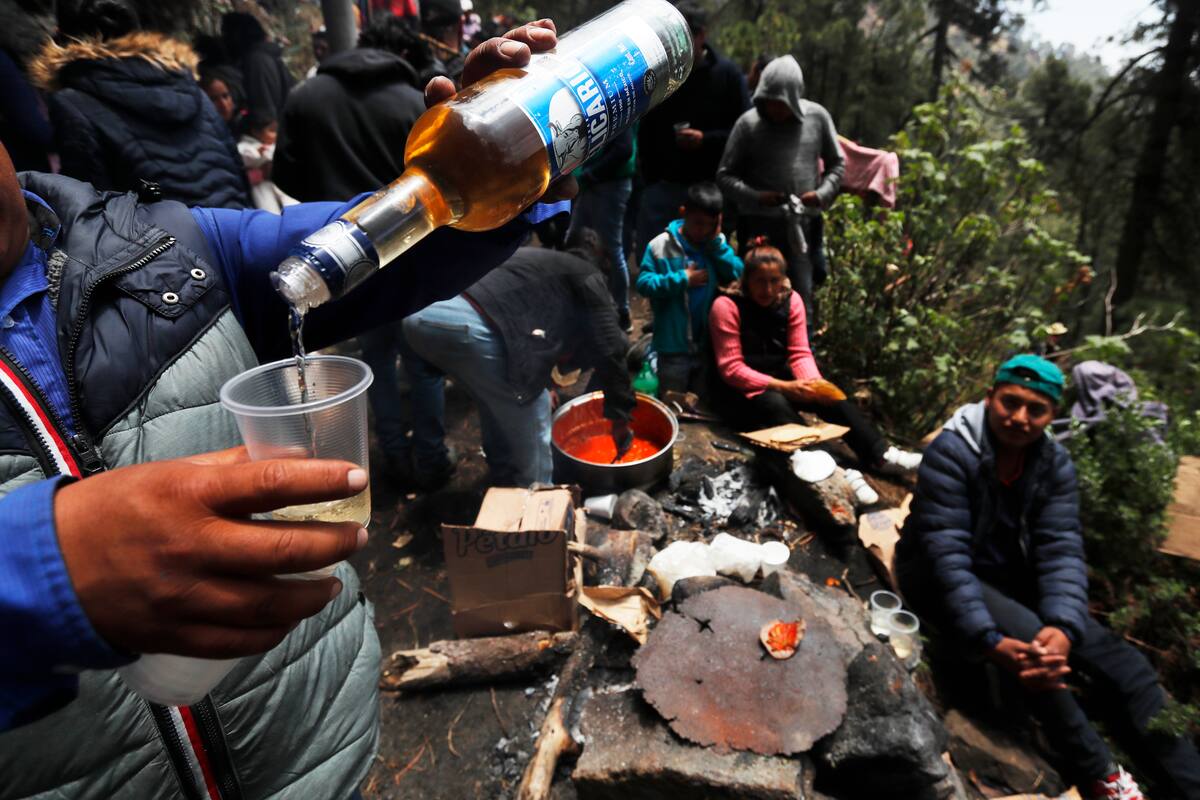Llevan ofrendas al volcán Iztaccíhuatl