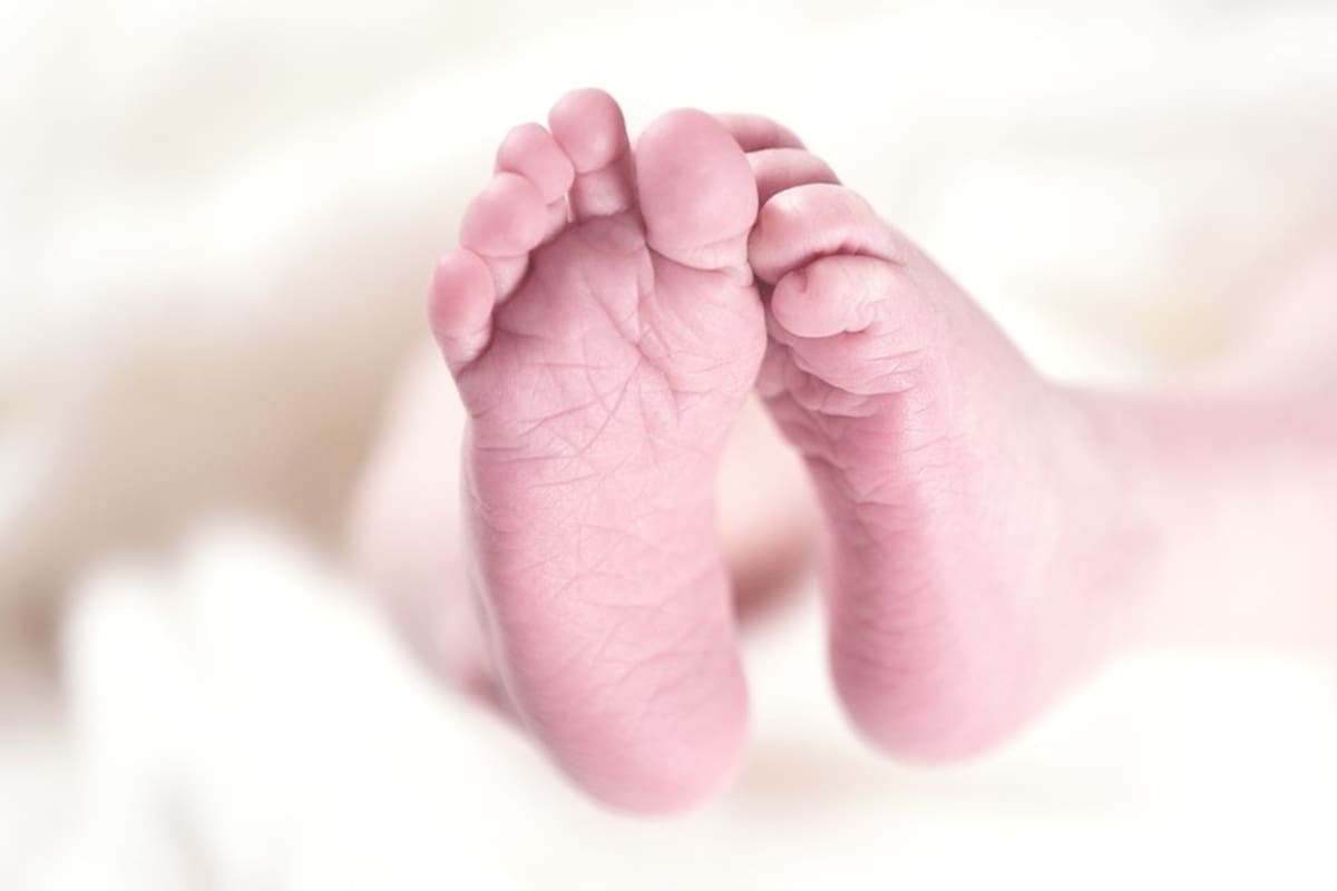 Dio a luz a su bebé afuera de hospital; le negaron atención "por falta de personal"