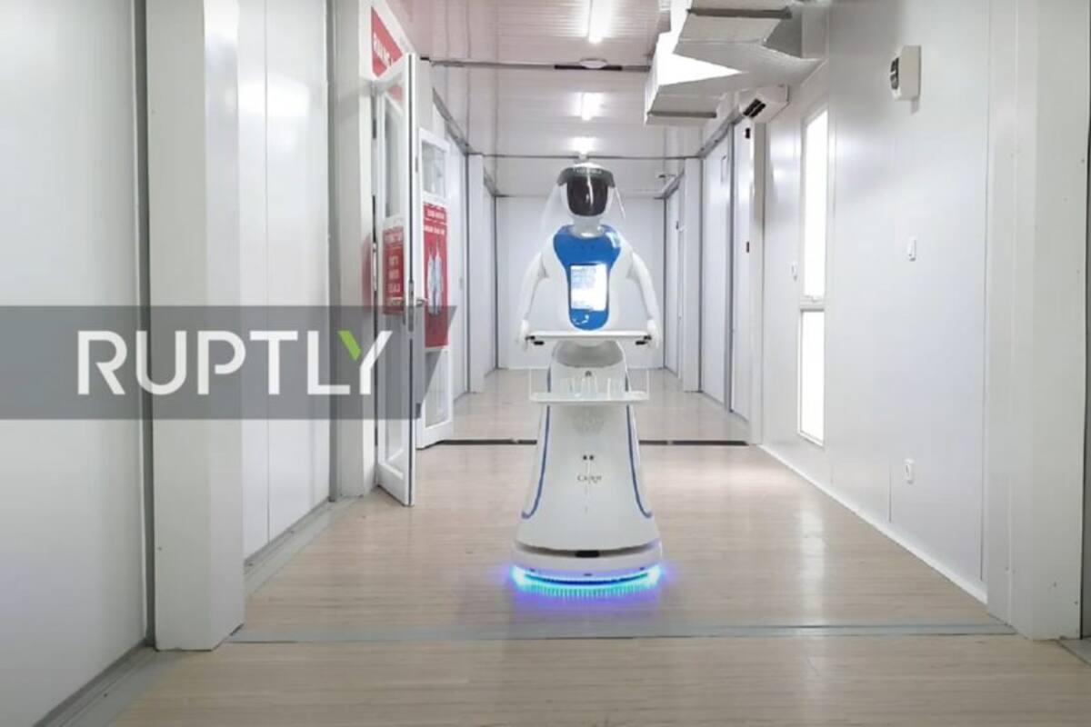 Robots llevan comida a los contagiados por covid-19
