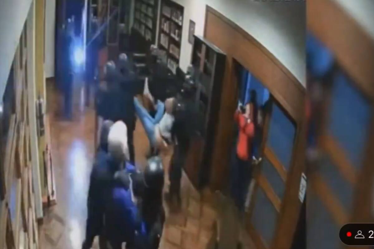 AMLO revela el video del asalto armado a sede diplomática de México en Quito