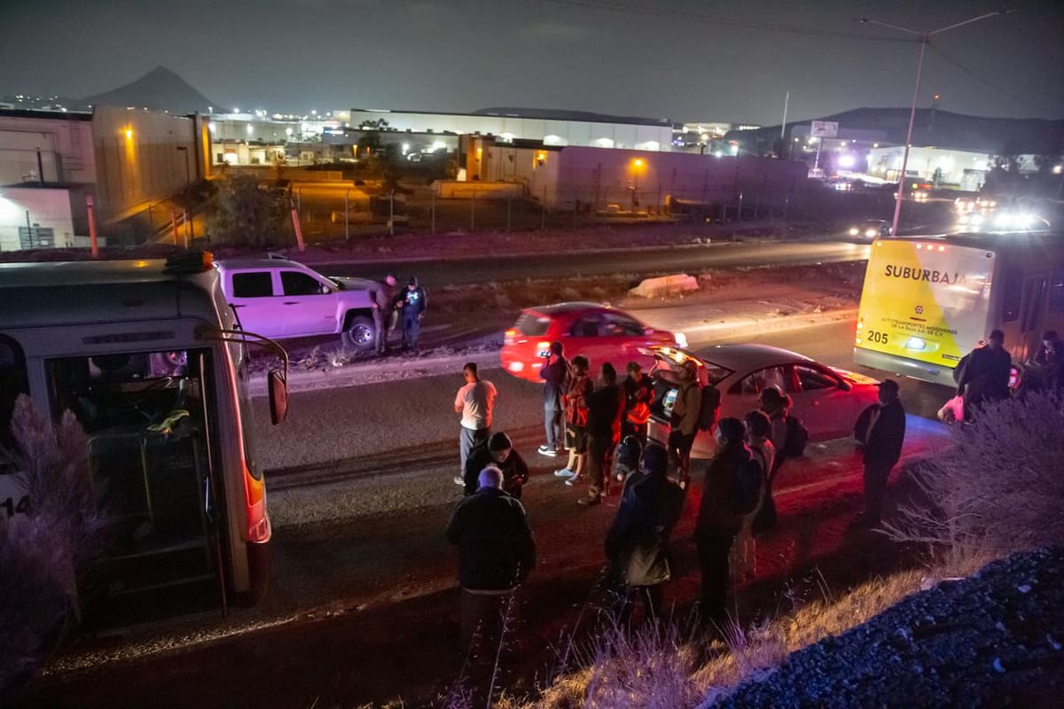 El camión atacado presentaba al menos cinco impactos de bala en el lado del conductor. Foto: Border Zoom