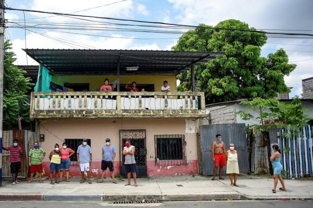 Ecuador pasa "de aislamiento a distanciamiento", pero mantiene toque de queda