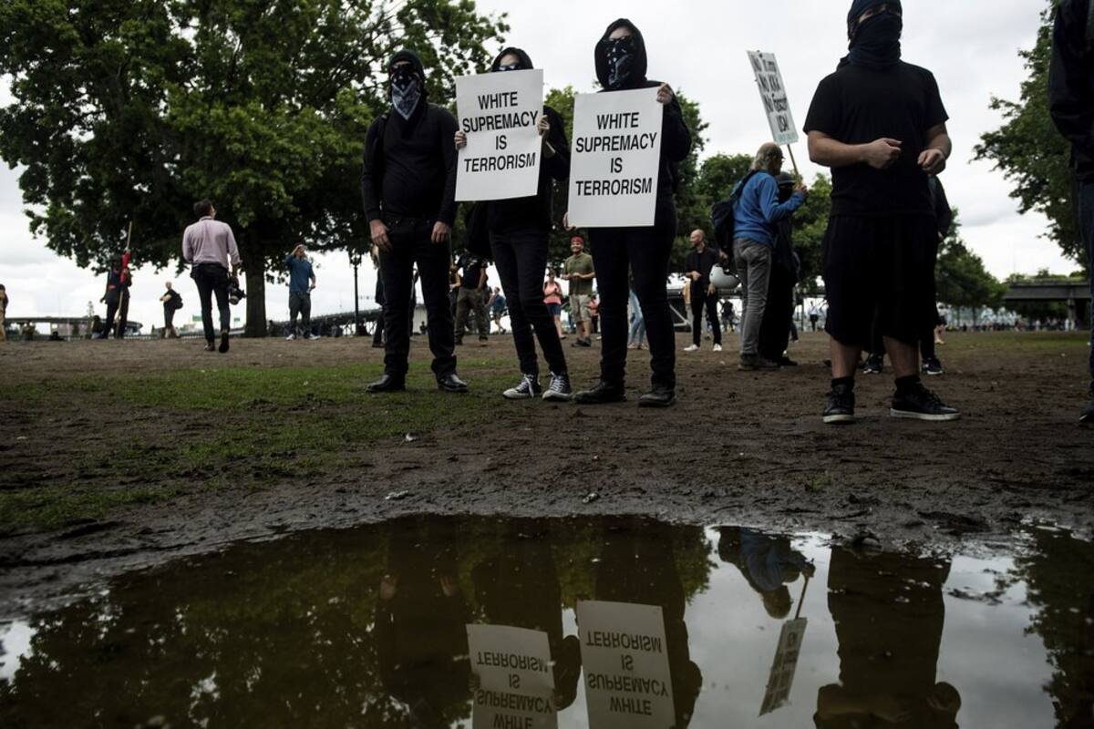 EU: Se enfrentan grupos de extrema izquierda y extrema derecha