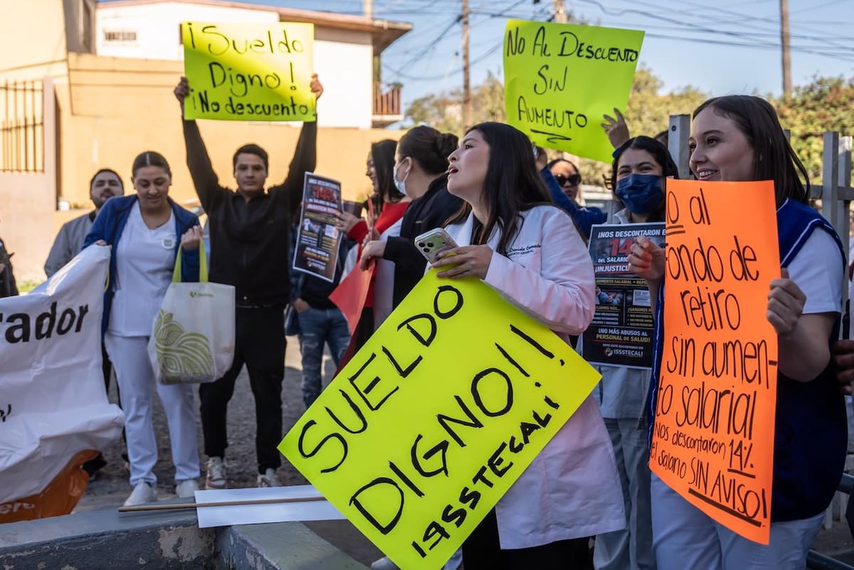 Trabajadores de enfermería expresaron su inconformidad al señalar bajos salarios, falta de prestaciones y un descuento aplicado sin previo aviso en la primera catorcena. Foto: BorderZoom